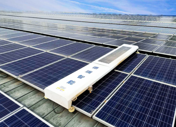 单硅太阳能板无刮擦清洁：逐步指南